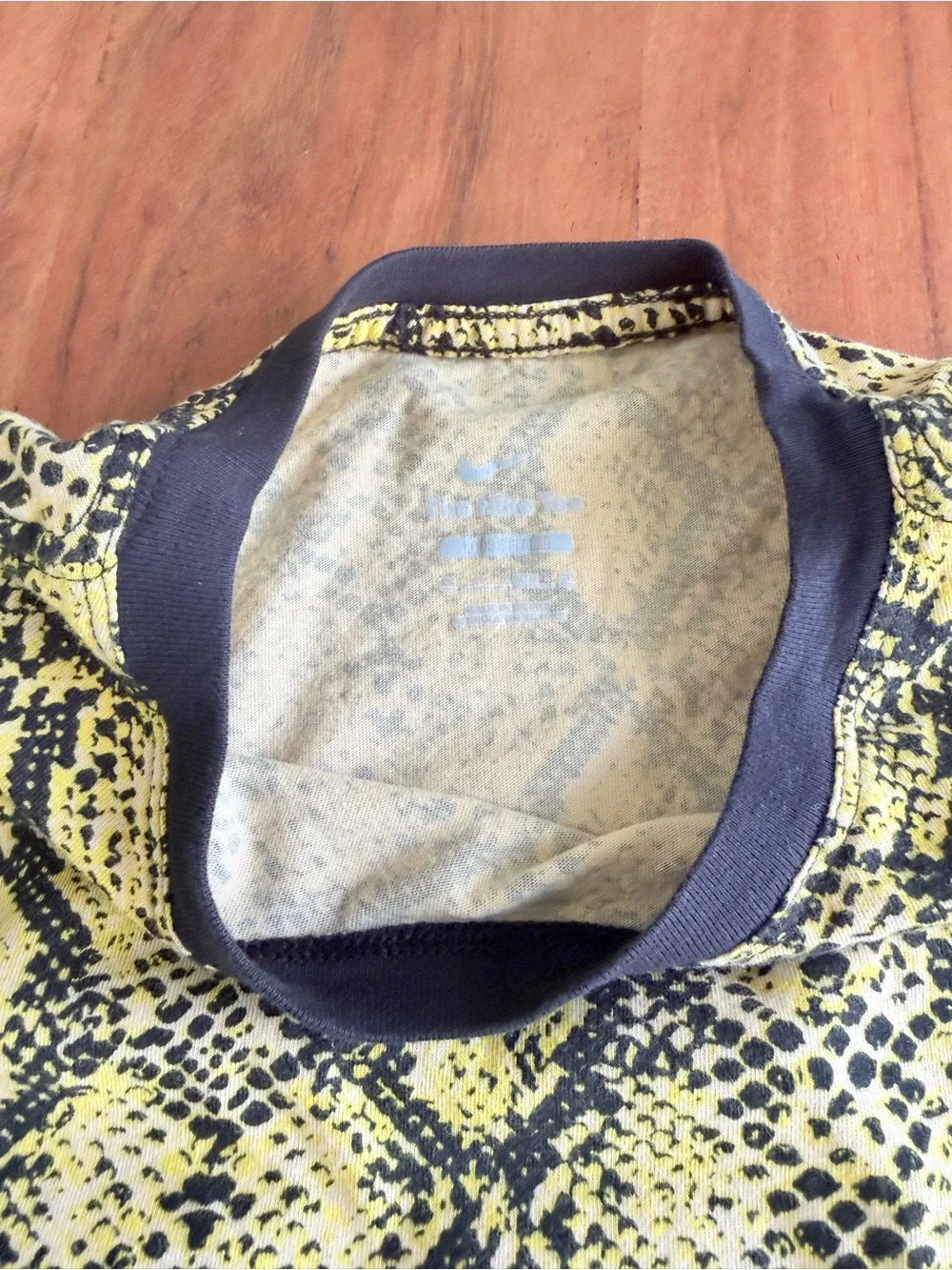 Cotton Yellow Snake-Print Short Sleeve Tee women’s size XS like new Nike